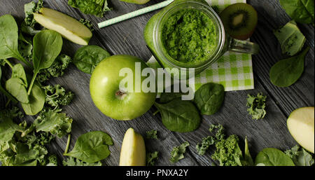 Grüne Früchte und Salat in der Zusammensetzung Stockfoto