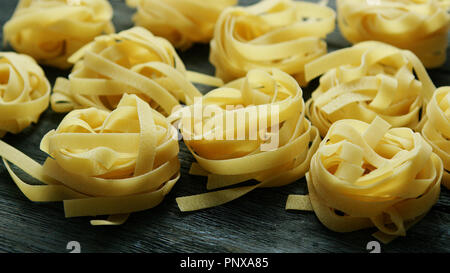 Rollen ungekochten Spaghetti Stockfoto