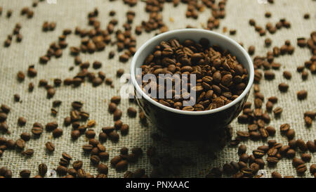 Tasse Kaffee Bohnen auf Leinwand Stockfoto