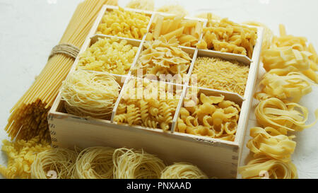 Box mit großer Auswahl an Pasta Stockfoto