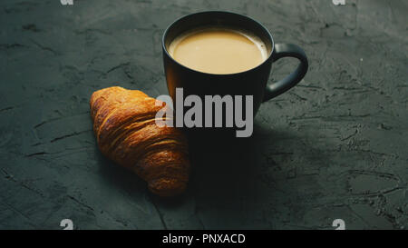 Tasse Kaffee und ein croissant Stockfoto