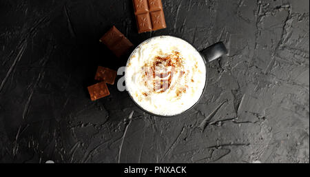 Tasse Kakao mit Schlagsahne Stockfoto