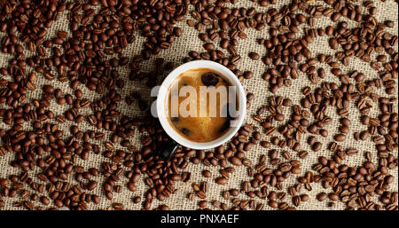 Tasse Espresso und Kaffee Bohnen Stockfoto