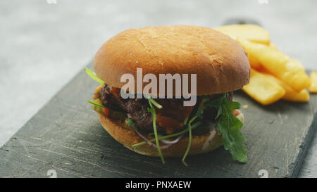 Saftige leckere Burger auf Platte Stockfoto