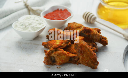 Fried Chicken Wings in serviert. Stockfoto