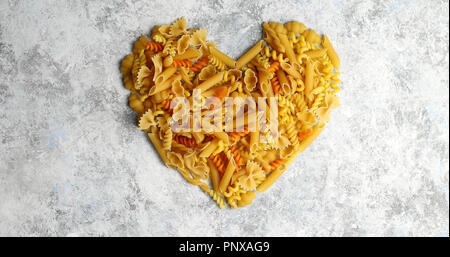 Herzform aus Pasta Stockfoto