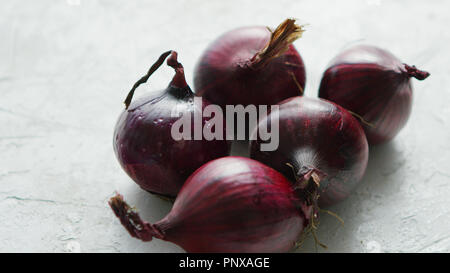 Rote Zwiebel Zwiebeln auf weißen Tisch Stockfoto