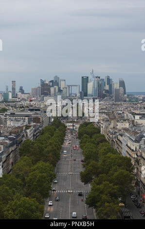 La Défense von Arc de Triomphe auf dem Dach gesehen Stockfoto