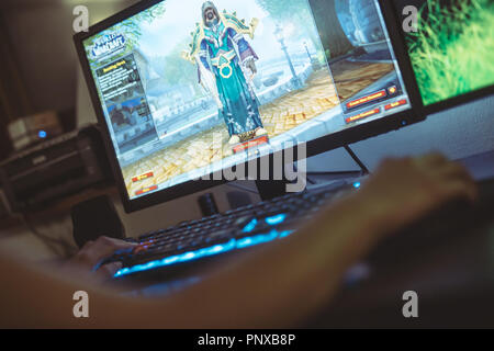 WROCLAW, Polen - September 04th, 2018: Frau spielen World of Warcraft: die Schlacht von Azeroth Spiel. WoW ist ein Massively Multiplayer Online Role-Playing g Stockfoto