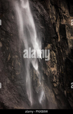 Die schönen Wasserfall Gravdefossen im Tal Romsdalen, Østfold, Norwegen. Stockfoto