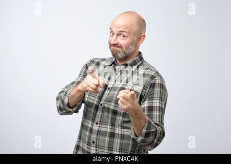 Hey, Sie sind genial. Portrait von Happy bärtigen Mann an sie gerichtet, eine Wahl. Stockfoto