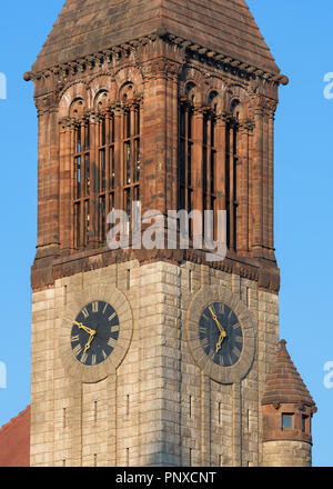 Detailansicht der Uhr- und Glockenturm von Albany Rathaus am 24 Eagle Street in Albany, New York Stockfoto