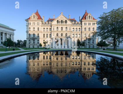 New York State Capitol Building und der Reflexion von West Capitol Park in Albany, New York Stockfoto