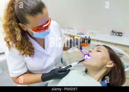 Nach weiblichen Zahnarzt Behandlung von Patienten Frau Zähne. Medizin, Zahnmedizin und Gesundheitswesen Konzept. Stockfoto