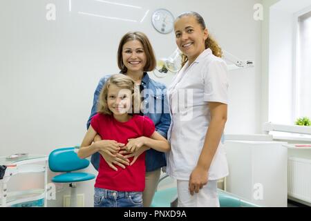 Portrait eines glücklichen Mutter mit Kind und Arzt, Zahnarzt, Zahnarztpraxis Stockfoto