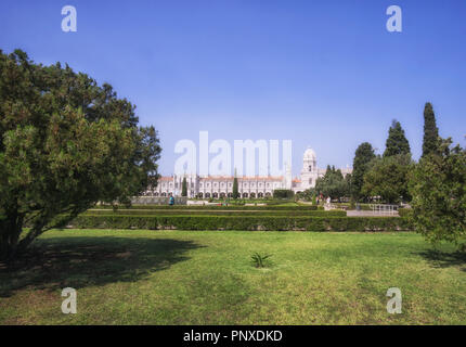 Empire Square mit dem Brunnen in der Mitte und Kloster Jeronimos auf dem Hintergrund. Lissabon, Portugal Stockfoto