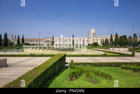 Empire Square mit dem Brunnen in der Mitte und Kloster Jeronimos auf dem Hintergrund. Lissabon, Portugal Stockfoto