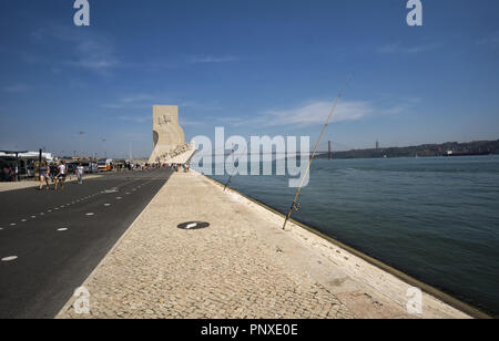 Lissabon, Portugal - 30. August 2018: Boulevard am Fluss Tejo, das Denkmal der Entdeckungen (Padrao dos Descobrimentos) mit Blick auf den 25. April B Stockfoto