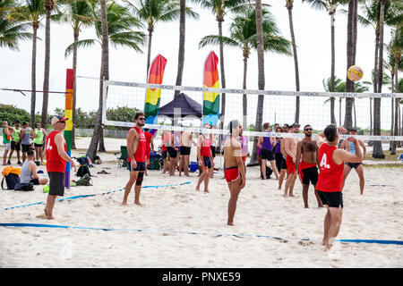 Miami Beach, Florida, Volleyballspiel, LGBT-Homosexuell Stolz Banner Flaggen Farben, Erwachsene Erwachsene Erwachsene Mann Männer männlich, Freunde, Besucher reisen Reise Tour Tourismus Stockfoto