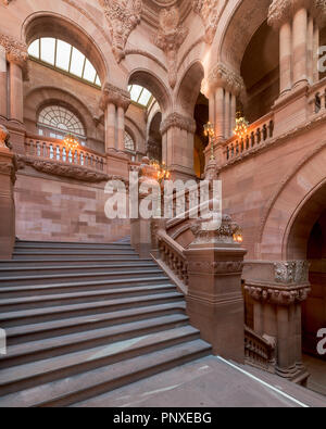 Die großen westlichen Treppe (oder 'Million Dollar Treppe") in der New York State Capitol Building bei State Street und Washington Avenue in Albanien Stockfoto