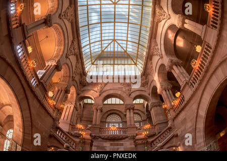 Die großen westlichen Treppe (oder 'Million Dollar Treppe') und Atrium Decke innerhalb des New York State Capitol Building in Albany, New York Stockfoto