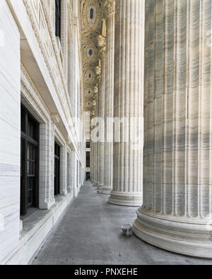 Säulen außerhalb des New York State Education Department Gebäude bei 89 Washington Avenue in Albany, New York am 6. August 2018 Stockfoto