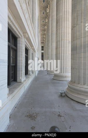 Säulen außerhalb des New York State Education Department Gebäude bei 89 Washington Avenue in Albany, New York Stockfoto