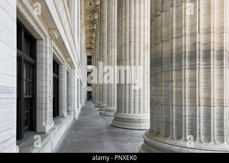 Säulen außerhalb des New York State Education Department Gebäude bei 89 Washington Avenue in Albany, New York Stockfoto