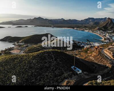 Paisaje con una Vista aérea del Mirador escenico y Mar de San Carlos, Sonora, Mexiko. Oceano del Golfo de California (Foto: Luis Gutiérrez/NorteP Stockfoto