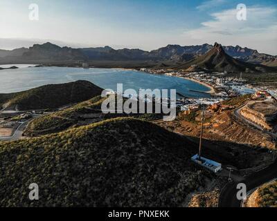 Paisaje con una Vista aérea del Mirador escenico, Mar y el iconico Cerro de Twetakahui en San Carlos, Sonora, Mexiko. Oceano del Golfo de California Stockfoto