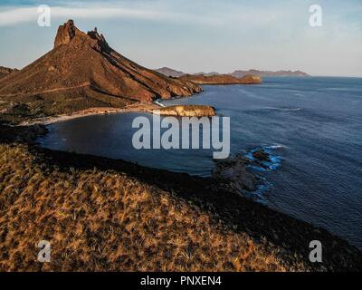 Paisaje con una Vista aérea del Mirador escenico, Mar y el iconico Cerro de Twetakahui en San Carlos, Sonora, Mexiko. Oceano del Golfo de California Stockfoto