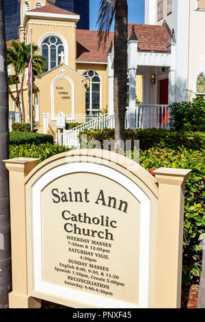 West Palm Beach Florida, St. Katholische Kirche Saint Ann, Schild am Eingang, Spanisch Englisch Kreolisch mehrere Sprachen, FL180212015 Stockfoto