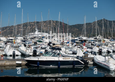 Power Boote und Yachten in der Marina di Villasimius, Sardinien, Italien günstig Stockfoto