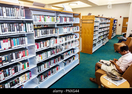 West Palm Beach Florida, Mandel Public Library, innen, Bücherregale, asiatische Männer, FL180212102 Stockfoto