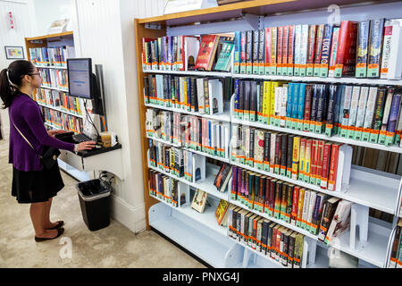 West Palm Beach Florida, Mandel Public Library, innen, Bücherregale, asiatische Frau weibliche Frauen, FL180212103 Stockfoto