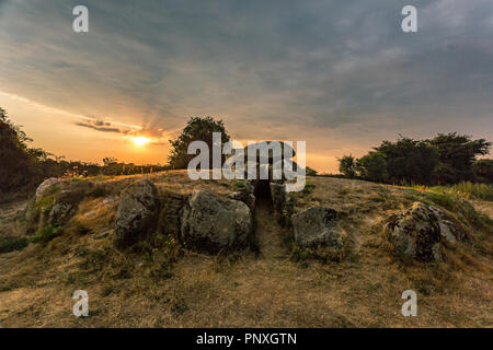 Dänemark, Insel Møn Sprove Dolmen, ein Sommersturm nähert sich. Einer der vielen dänischen Dolmen. Dänemark, Europa Stockfoto