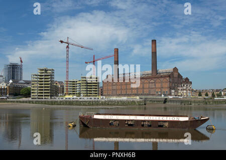 Blick auf die Themse, die den Entwicklungen in der Nähe des ehemaligen Lots Road Power Station, mit einem couper Sammlung Barge im Vordergrund Stockfoto