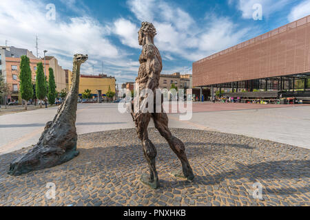 Figueras, Spanien - 28. Juli 2018: (San Jorge y el Dragon) Heiligen Georg und dem Drachen Statue an der Plaça Catalunya. Arbeit von scuptor Mercedes Riba Stockfoto