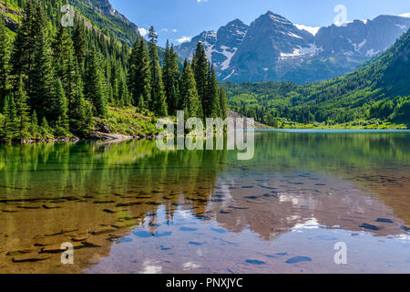 Maroon See - ein Frühling Abend an bunten Maroon See, mit kastanienbraunen Glocken hoch in den Hintergrund, Aspen, Colorado, USA. Stockfoto