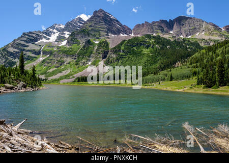 Crater Lake - einen herrlichen Frühling Blick auf den Kratersee an der Basis der kastanienbraunen Glocken, Aspen, Colorado, USA. Stockfoto