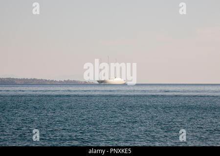 Segelyacht ein, die sich im Besitz von Andrey Melnichenkois, Kreuzfahrt auf das Ionische Meer mit Albanien in den Hintergrund, nach Korfu, Griechenland. Stockfoto