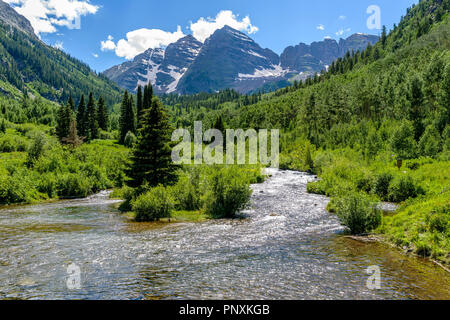 Spring Mountain Creek - Frühling Schnee schmelzen Wasser läuft Maroon Creek an der Basis der kastanienbraunen Glocken, Aspen, Colorado, USA. Stockfoto