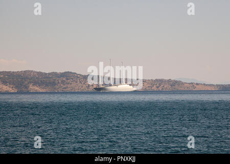 Segelyacht ein, die sich im Besitz von Andrey Melnichenkois, Kreuzfahrt auf das Ionische Meer mit Albanien in den Hintergrund, nach Korfu, Griechenland. Stockfoto