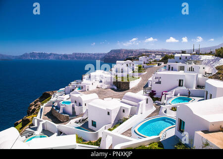 Exklusive Apartments in Akrotiri mit einem Panorama, romantische Aussicht auf Santorini, Griechenland, Ägäis. Stockfoto