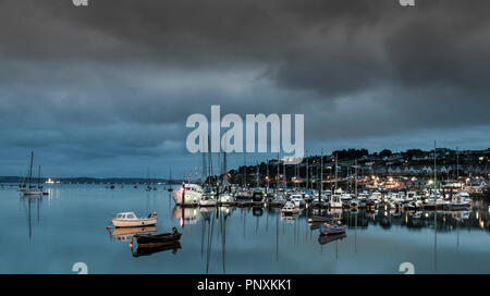 Crosshaven, Cork, Irland. 30. August 2016. Freizeitaktivitäten Handwerk günstig an der Marina im malerischen Fischerdorf Crosshaven Co.Cork, Irland Stockfoto