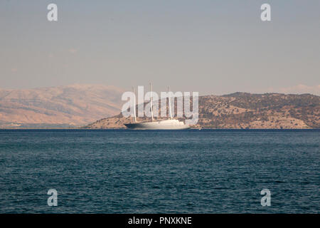 Segelyacht ein, die sich im Besitz von Andrey Melnichenkois, Kreuzfahrt auf das Ionische Meer mit Albanien in den Hintergrund, nach Korfu, Griechenland. Stockfoto