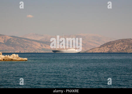 Segelyacht ein, die sich im Besitz von Andrey Melnichenkois, Kreuzfahrt auf das Ionische Meer mit Albanien in den Hintergrund, nach Korfu, Griechenland. Stockfoto