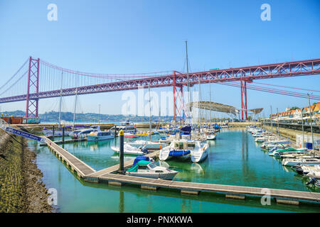 Yachten im Hafen am Belem Boot Docks in Belem an der Küste von Lissabon und der Mündung des Tejo. Portugal. Stockfoto