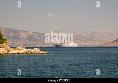 Segelyacht ein, die sich im Besitz von Andrey Melnichenkois, Kreuzfahrt auf das Ionische Meer mit Albanien in den Hintergrund, nach Korfu, Griechenland. Stockfoto