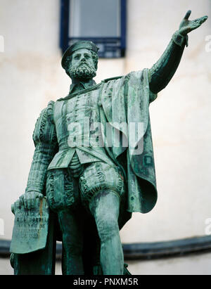 Juan Sebastian Elcano (Guetaria, 1476 - am Meer, 1526). Spanisch Explorer der baskischen Ursprungs. Er absolvierte die erste Umrundung der Erde. Detail der Bronzestatue errichtet im Jahre 1861 durch den spanischen Bildhauer Anonio Palao (1824-1886) im Elcano Square, Getaria. Provinz Guipuzcoa, Baskenland, Spanien. Stockfoto